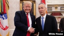 Presiden Donald Trump bertemu Wakil Perdana Menteri China Liu He di Gedung Putih, 17 Mei 2018.