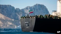El buque cisterna renombrado Adrian Aryra 1 de bandera iraní navega en las aguas del territorio británico de Gibraltar, el domingo, 18 de agosto de 2019. 