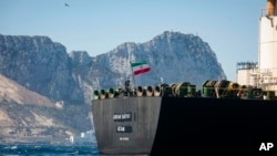 Kapal tanker bernama Adrian Aryra 1 mengibarkan bendera Iran di perairan di wilayah Inggris Gibraltar, Minggu, 18 Agustus 2019. (Foto: Associated Press)