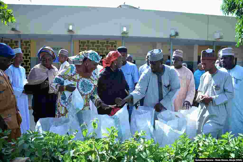 Tawagar matar shugaban kasar Najeriya, Dakta Aisha Muhammadu Buhari ta kai ziyarar duba marasa lafiya a wasu Asibitoci dake Kano