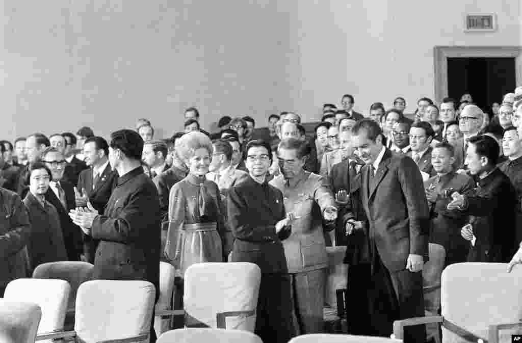 1972年2月22日，在北京人民大会堂的礼堂，美国总统尼克松和夫人应邀观看芭蕾舞剧《红色娘子军》，中国总理周恩来恭敬地请毛泽东夫人江青就座。江青陪同尼克松看戏是经过中共中央政治局讨论同意的。可是当局并未安排江青第二天晚上出席尼克松的答谢宴会。江青却在宴会前不请自来，刷存在感，硬是和尼克松夫妇说了一些无关紧要的话，让周恩来和众多客人在北京人民大会堂新疆厅等候。