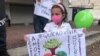 Pacientes con fibrosis quística y sus familiares se manifiestan en Caracas reclamando medicamentos, en octubre de 2021. [Foto: VOA/Álvaro Algarra].