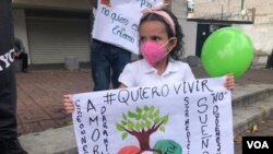 Pacientes con fibrosis quística y sus familiares se manifiestan en Caracas reclamando medicamentos, en octubre de 2021. [Foto: VOA/Álvaro Algarra].