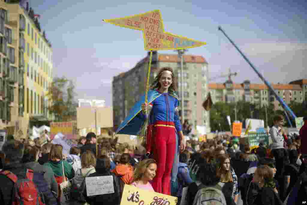 این زن جوان در تجمع &laquo;جمعه برای آینده&raquo; در برلین می گوید وقتی هیچکس دیگری از زمین مان دفاع نمی کند، پس ما باید اینکار را انجام بدهیم.&nbsp;میلیون&zwnj;ها نفر در سراسر جهان، برای اعتراض روز جمعه به خیابان ها آمدند.&nbsp;