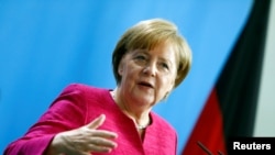 Berlin siyasi kulislerinde konuşulan iddialara göre, CDU’nun anketlerin de altına düşmesi ve Hessen’de hükümeti kaybetmesi durumunda, Merkel bu yılın sonunda görevini bırakarak, Avrupa Komisyonu Başkanlığı için yarışmaya girecek.