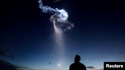 La fusée Falcon 9 au-dessus de Cap Canaveral, en Floride, aux États-Unis, le 29 juin 2018. 