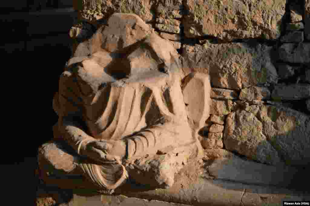 بدھ مت کے پیرو کار یہاں نذرانے کے طور پر سٹوپا بنواتے تھے جن پر نقش و نگار کے علاوہ مجسمے بھی بنے ہوتے تھے۔