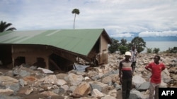 Des maisons détruites après une inondations et un glissement de terrain dans le village de Rutunga dans la province de Bururi, à 35 km au sud de la capitale Bujumbura, le 30 mars 2015. 