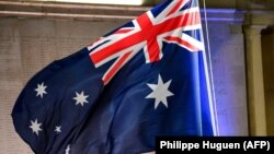 Bendera Australia tengah berkibar. (Foto: AFP/Philippe Huguen)