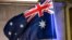 Bendera Australia tengah berkibar. (Foto: AFP/Philippe Huguen)