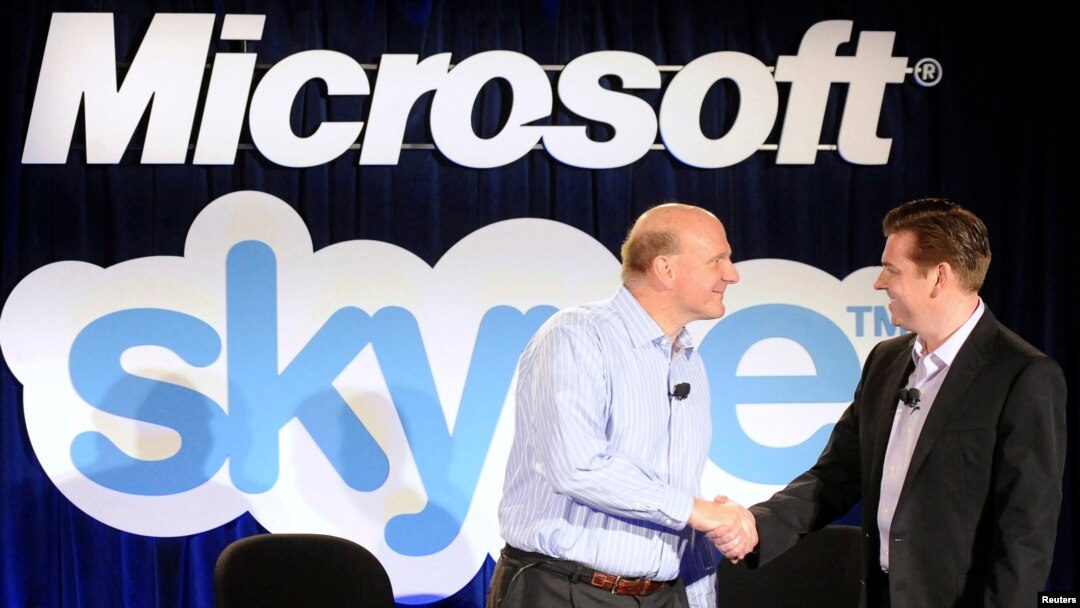 CEO Microsoft Steve Ballmer (kiri) dan CEO Skype Tony Bates berjabat tangan dalam konferensi pers di San Francisco (10/5) lalu. 