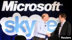 CEO Microsoft Steve Ballmer (kiri) dan CEO Skype Tony Bates berjabat tangan dalam konferensi pers di San Francisco (10/5) lalu. 