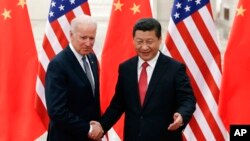 Joe Biden (saat itu masih menjabat sebagai Wapres AS, kiri) saat bertemu dengan Presiden China Xi Jinping di Balai Besar Rakyat China di Beijing, 4 Desember 2013. (Foto: dok).