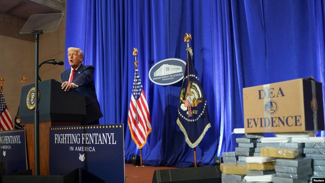 Predsednik Donald Tramp se obraća radnicima Sekretarijata za pravosuđe u Vašingtonu, 14. marta 2025. (Foto: REUTERS/Nathan Howard)
