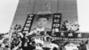 中国学生在北京天安门广场上的人民英雄纪念碑前展示胡耀邦像和&ldquo;民主之光耀邦&rdquo;等标语（1989年4月19日） 。1989年4月15日，抑郁中的胡耀邦突然心梗病逝，引发民众不满和自发悼念，直接触发后来的八九民运和&ldquo;六四事件&rdquo;。而这也导致胡耀邦多年来成为中共党内的禁忌，直到团派出身的前总书记胡锦涛任内才逐渐解禁，并于2015年11月20日为他举办百岁诞辰座谈会。