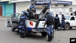 La police arrête une femme après avoir dispersé une manifestation à Libreville, au Gabon, 15 août 2012 (Archives). 