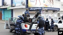 La police arrête une femme après avoir dispersé une manifestation à Libreville, au Gabon, 15 août 2012 (Archives). 