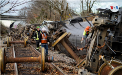 Gubernur Kentucky Andy Beshear meninjau kerusakan pasca tornado di Mayfield (11/12).