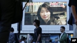 在東京的一座大型電視報導日本記者山本美香在敘利亞採訪遇害的消息.