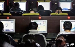 中国的年轻人在网吧上网