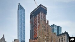 En Nueva York se construye un rascacielos donde se espera que un condominio se venda en $250 millones de dólares.