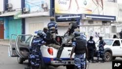 La police arrête une femme après avoir dispersé une manifestation à Libreville, au Gabon, 15 août 2012 (Archives). 