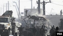 Sebuah bis terbakar setelah serangan militan Taliban di Kabul, Afghanistan, 19 Desember 2010.