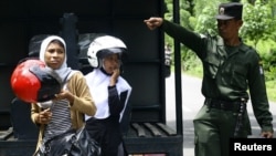 Polisi syariah menangkap perempuan-perempuan yang memakai celana ketat di Arongan Lambalek, Aceh Barat. (Foto: Dok)