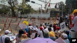 Aksi unjuk rasa di depan KBRI di Yangon, Myanmar, 23 Februari 2021. (Foto: dok).