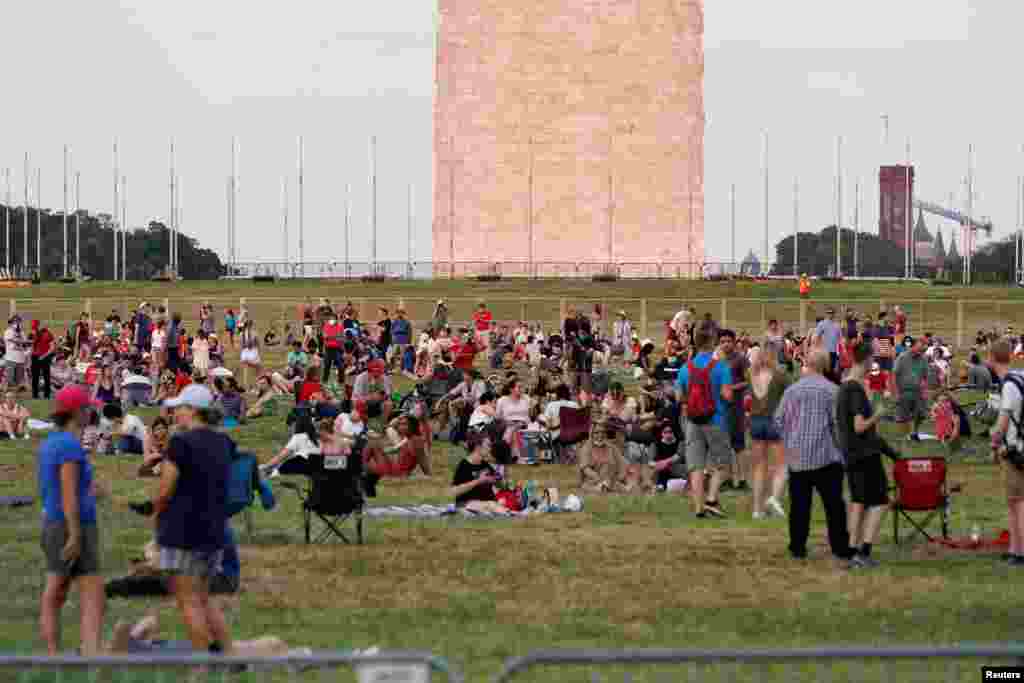 Como era de esperarse, a medida de que pasaron las horas, m&#225;s personas se fueron reuniendo para presenciar el espect&#225;culo de fuegos artificiales. Foto: REUTERS.