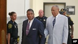 Bill Cosby (R) is led into Courtroom A in the Montgomery County Courthouse in Norristown, Pennsylvania, by one of his aides Sept. 6, 2016, for a pretrial conference in his sexual assault case and to set a trial date.