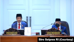 Presiden Jokowi dan Wakil Presiden Ma'ruf Amin dalam Sidang Kabinet di Istana Kepresidenan, Jakarta, Rabu (17/11). Presiden menginstruksikan jajarannya untuk mewaspadai risiko pelemahan ekonomi global yang diyakini akan berlanjut di 2022. (Foto: Courtesy/Biro Setpres)