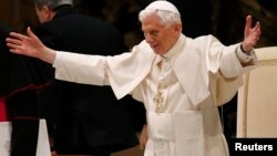 ພະສັນຕະປະປາ Benedict XVI ອ້າແຂນເພື່ອເປັນການຊົງກ່າວຕ້ອນຮັບຕໍ່ຝູງຊົນ ໃນຂະນະທີ່ທ່ານໄປເຖິງວັງ
Vatican ເພື່ອຊົງນໍາພາປະກອບ
ພິທີສາສະໜາ Ash Wednesday ທີ່ໂບດ St. Peter’s Basilica ໃນວັນພຸດທີ 13 ກຸມພາ 2013.