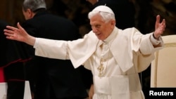 Đức Giáo Hoàng Benedict XVI mở rộng vòng tay chào đón các tín đồ Công giáo tại Đại Giáo Đường Thánh Phê Rô, ngày 13/2/2013.