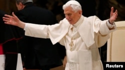 ພະສັນຕະປະປາ Benedict XVI ອ້າແຂນເພື່ອເປັນການຊົງກ່າວຕ້ອນຮັບຕໍ່ຝູງຊົນ ໃນຂະນະທີ່ທ່ານໄປເຖິງວັງ 
Vatican ເພື່ອຊົງນໍາພາປະກອບ
ພິທີສາສະໜາ Ash Wednesday ທີ່ໂບດ St. Peter’s Basilica  ໃນວັນພຸດທີ 13 ກຸມພາ 2013.