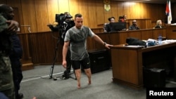 Oscar Pistorius melepaskan kaki palsunya dan berjalan tertatih-tatih di depan hakim di pengadilan Pretoria, Afsel, Rabu (15/6).