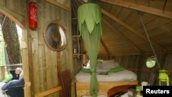 Bagian dalam sebuah rumah pohon di Le Pian Medoc, barat daya Perancis, 24 April 2009. (Foto: ilustrasi)