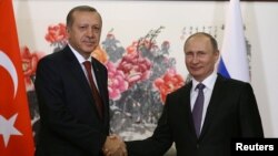 Turkiya Prezidenti Rajab Toyib Erdog'an (chapda) Rossiya rahbari Vladimir Putin bilan, Xitoy, 3-sentabr, 2016-yil.