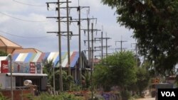 The electricity grid and wire are seen on a road in Siem Reap, Cambodia, July 10, 2017. (Sun Narin/VOA Khmer)