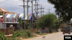 The electricity grid is seen on a road in Siem Reap, Cambodia, July 10, 2017. (Sun Narin/VOA Khmer)