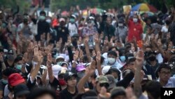 Demonstran pro-demokrasi memberikan "salam tiga jari", simbol perlawanan, saat melakukan aksi protes di luar gedung parlemen di Bangkok, Thailand, Kamis, 24 September 2020. (AP Photo/Sakchai Lalit)