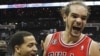  Joakim Noah et son coéquipier Jannero Pargo heureux après leur victoire contre Atlanta Hawks en NBA basketball le 12 mai 2011
Source: VOA