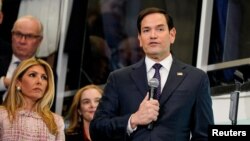 El recién confirmado Secretario de Estado de EEUU, Marco Rubio, habla junto a su esposa, Jeanette Dousdebes Rubio, en el Departamento de Estado en Washington, el 21 de enero de 2025.