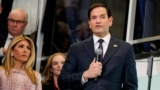 Novopotvrđeni američki državni sekretar Marco Rubio, sa svojom suprugom Jeanette Dousdebes Rubio govori u State Departmentu u Washingtonu, 21. januara 2025.