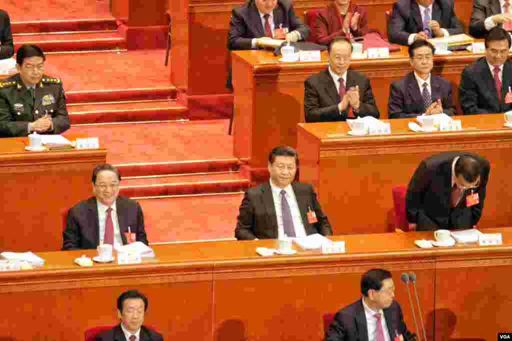 在主席台就坐的国家主席习近平和政协主席俞正声。李克强向到场代表鞠躬致谢。（2016年3月5日 美国之音金子莹拍摄）