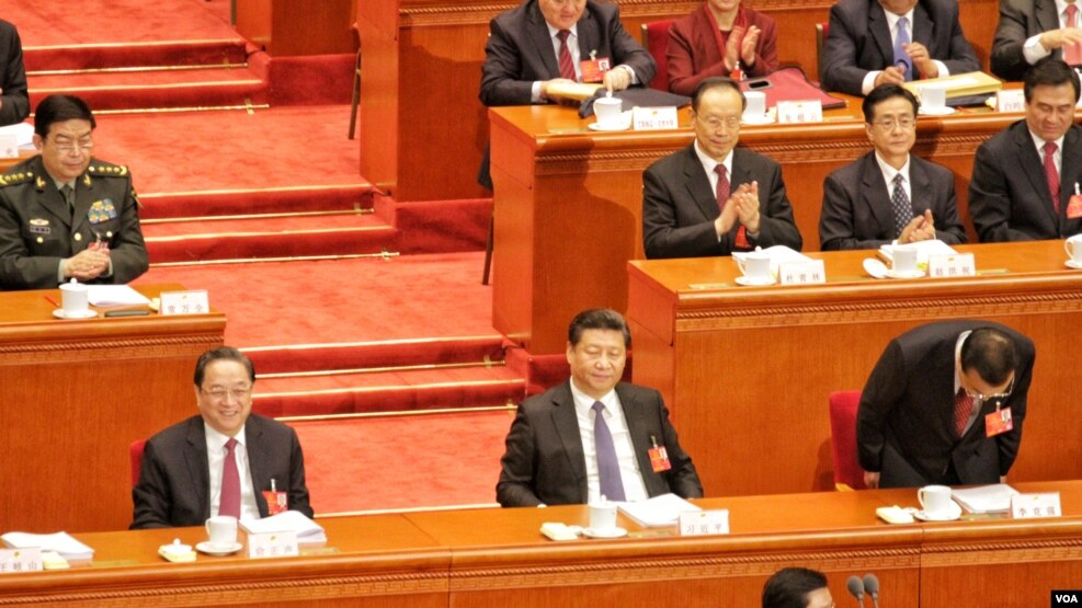 在主席台就坐的國家主席習近平和政協主席俞正聲。李克強向到場代表鞠躬致謝。（2016年3月5日 美國之音金子瑩拍攝）