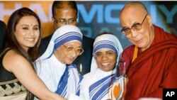 Dalai Lama receives the Mother Teresa Memorial Award for Social Justice from Bollywood actress Rani Mukherjee, New Delhi, Nov. 18 Photo: Tenzin Choejor/OHHDL