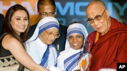 Suster Nirmala Joshi (kedua dari kiri) ketika menyerahkan Penghargaan Bunda Teresa untuk Keadilan Sosial untuk Dalai Lama, 2010. (Foto: Dok)