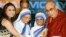 Suster Nirmala Joshi (kedua dari kiri) ketika menyerahkan Penghargaan Bunda Teresa untuk Keadilan Sosial untuk Dalai Lama, 2010. (Foto: Dok)