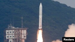 일본 로켓 엡실론이 14일 남부 우주센터에서 성공적으로 발사되고 있다.